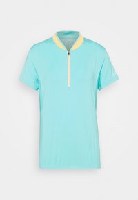Turkusowa koszulka z krótkim rękawem z żółtym kołnierzykiem, z zamkiem błyskawicznym z przodu i przeszyciami dekoracyjnymi. Wykonana z lekkiego, gładkiego materiału.