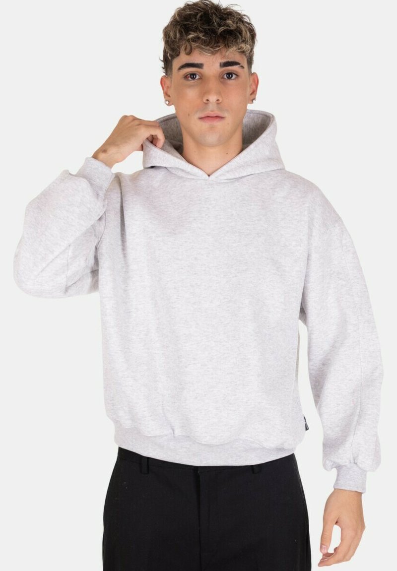 Felpa grigia con un design classico, caratterizzata da una ampia tasca frontale, polsini a coste e cappuccio con lacci, realizzata in morbido tessuto misto cotone.