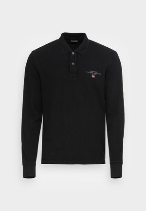 Camisa polo negra de manga larga hecha de algodón. Presenta una tapeta de botones, cuello y un logo bordado con una bandera. Textura suave.