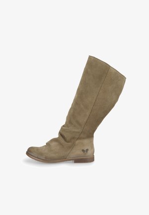 Stivale alto in suede marrone con gambale cascante, tacco basso e logo a farfalla vicino alla caviglia su sfondo bianco.