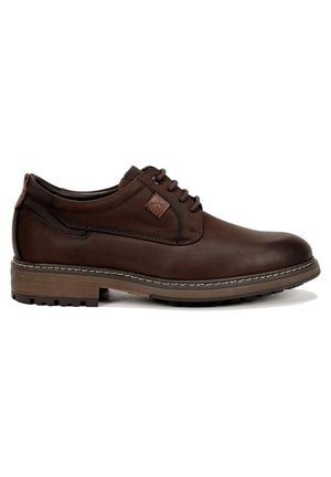 Zapato de cuero marrón con cordones y punta redondeada, con detalles de costura a lo largo de la suela y suela de goma. Presenta un acento texturizado marrón en el costado.