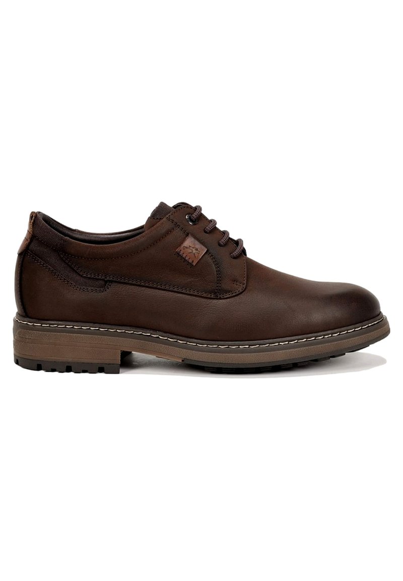 Zapato de cuero marrón con cordones y punta redondeada, con detalles de costura a lo largo de la suela y suela de goma. Presenta un acento texturizado marrón en el costado.