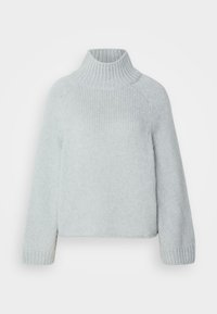 Světle šedý pletený svetr s vysokým rolákem, žebrovanými manžetami a spadlými ramenními švy; měkká textura a volný střih.