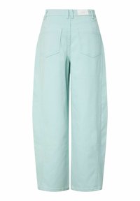 Lyseblå bukser med brede ben, høj talje, baglommer med lapper, bæltestropper og et mærke på taljebåndet.