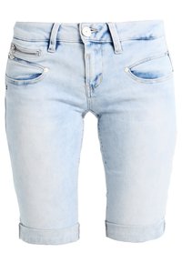 Shorts en denim bleu clair avec une coupe décontractée, ourlet retroussé, poches avant et un détail de zip décoratif sur la poche gauche.
