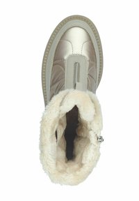 Botte beige métallique avec un design matelassé, dotée d'une fermeture éclair et d'une doublure en fausse fourrure douce couleur crème. La semelle extérieure a un motif de traction.