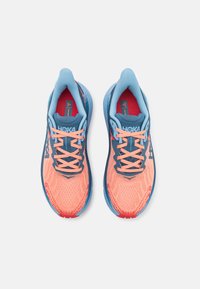 HOKA CHALLENGER 7 - Bėgimo bateliai, skirti nelygiam paviršiui - papaya/real teal