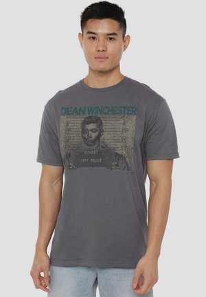Warner Brothers, SUPERNATURAL/DEAN MUG SHOT - T-Shirt print - anthracite