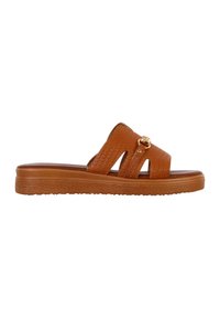Bruine platte slippers met geweven leren banden, een gladde zool en een kleine metalen accenten. Geen hak, minimale textuur op de zool.