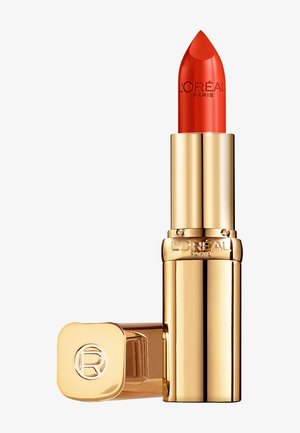 Heldere rode L'Oréal lippenstift met glanzende gouden huls en dop, naast elkaar geplaatst op een witte achtergrond.