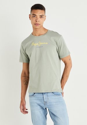 T-shirt verde chiaro con maniche corte e collo tondo, presenta il logo "Pepe Jeans London" in giallo e blu sul petto.