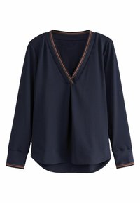 Maglietta a maniche lunghe blu navy con scollo a V e parte anteriore plissettata. Presenta eleganti accenti a righe marroni e arancioni sul collo e sui polsini.