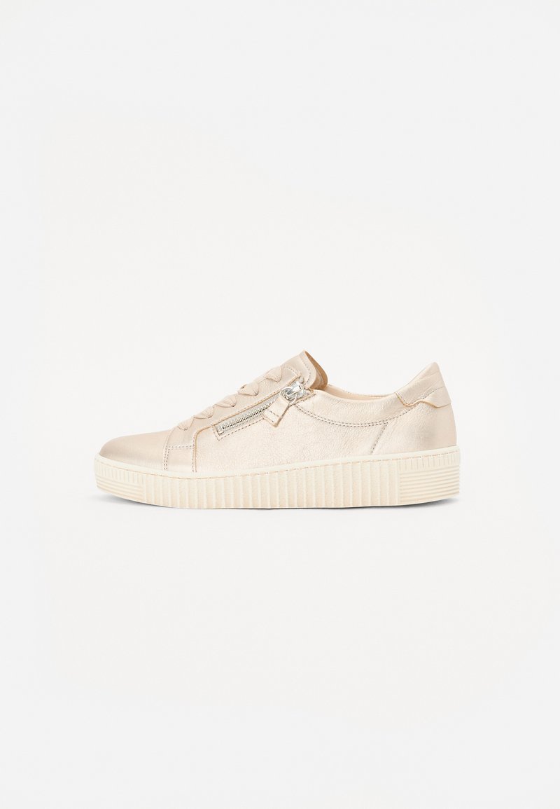 Satiinbeez sneaker, millel on tekstuuriga kangas, ümar varvas, stringide ja külje tõmblukuga detail ning reljeefne kummitald.