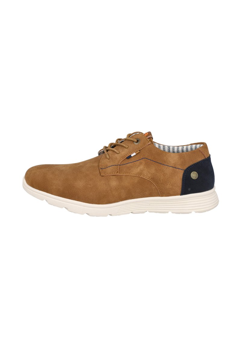 Zapato de ante marrón con cordones y suela blanca, que cuenta con un acento en el talón de color marino y un forro interior a rayas.