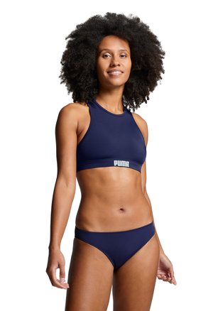Dunkelblauer Bikini-Set aus glattem Material; verfügt über ein hochgeschlossenes Crop-Top mit Logo und einen tief sitzenden Slip, der ein minimalistisches Design präsentiert.