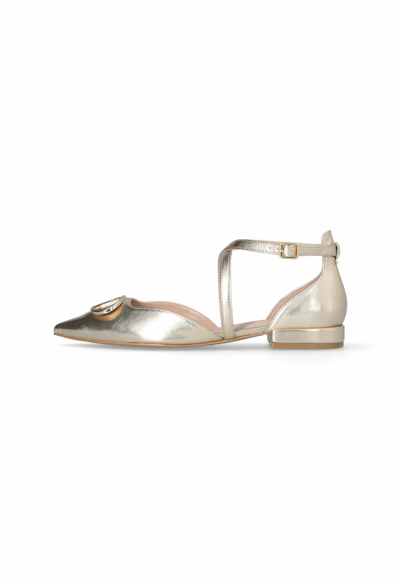 Chaussure plate pointue en or métallique avec bride à la cheville, petite boucle et détail circulaire décoratif à l'avant.