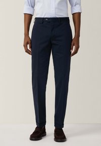 Chino blu navy in tessuto misto cotone, caratterizzati da un design a gamba dritta, tasche frontali e chiusura con bottone. Texture liscia.