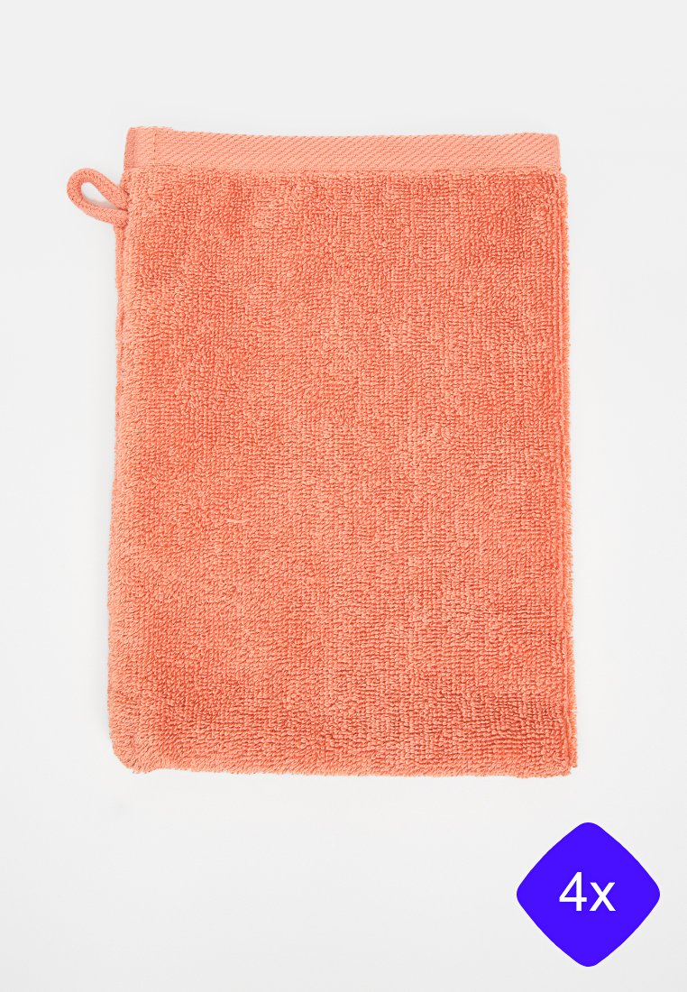 Serviette en coton corail avec une surface texturée, de forme rectangulaire et dotée d'une boucle de suspension. Quatre serviettes incluses, comme indiqué par l'étiquette violette.