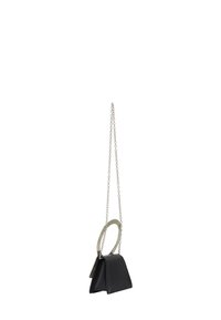 Sort læderhandtaske med en unik triangular form, der har et rundt metalhåndtag og en kæderekke. Glat struktur, minimalistisk design.