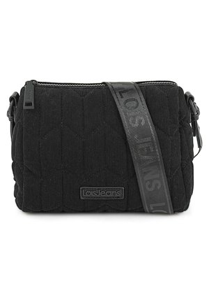 Bolso bandolera de pana negra con patrón acolchado, cierre superior con cremallera y correa de marca con "Lois Jeans" en gris.