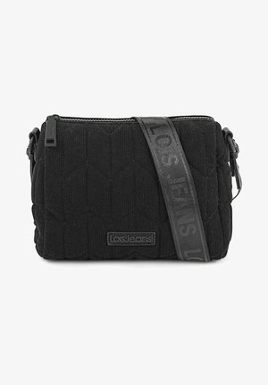 Bolso bandolera de pana negra con patrón acolchado, cierre superior con cremallera y correa de marca con "Lois Jeans" en gris.
