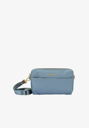 Blaue Nylon-Crossbody-Tasche mit goldenen Beschlägen, Reißverschlussverschluss und verstellbarem Tragegurt mit Logodetail. Glatte Textur und rechteckige Form.