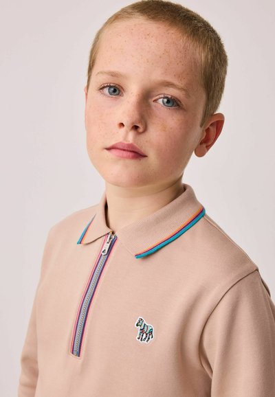 Beige Poloshirt mit kurzen Ärmeln und einem Reißverschlusskragen, ausgestattet mit einem mehrfarbigen Streifenbesatz und einem kleinen gestickten Pferdedetail auf der Brust.