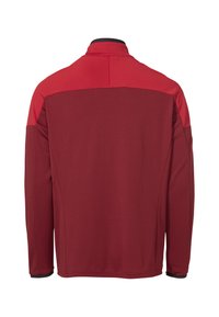 Giacca rossa a maniche lunghe con retro uniforme, dettagli delle spalle in un rosso più brillante e colletto alto. Tessuto morbido e texturizzato.