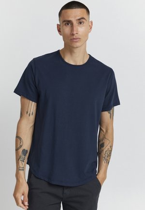 Tamnoplavi kratkoslivni T-shirt izrađen od mekog pamuka, s okruglim izrezom i blago zakrivljenim rubom. Jednostavan dizajn bez uzoraka.
