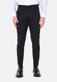 Chino neri slim fit, realizzati in cotone, con chiusura anteriore a zip e bottone, polsini arrotolati e tasche.