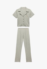 Conjunto de pijama de dos piezas de algodón gris que incluye una camiseta de botones de manga corta con cuello y pantalones con cintura elástica, ambos en una tela suave y ligera.