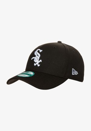 Schwarze Baseballmütze mit gesticktem weißen "S"-Logo, gebogenem Schirm und grünem Größenaufkleber auf der Innenseite. Verfügt über ein strukturiertes Design.