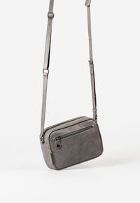 Borsa a tracolla in pelle grigia di forma rettangolare, con tracolla regolabile, tasca frontale con zip e superficie liscia.
