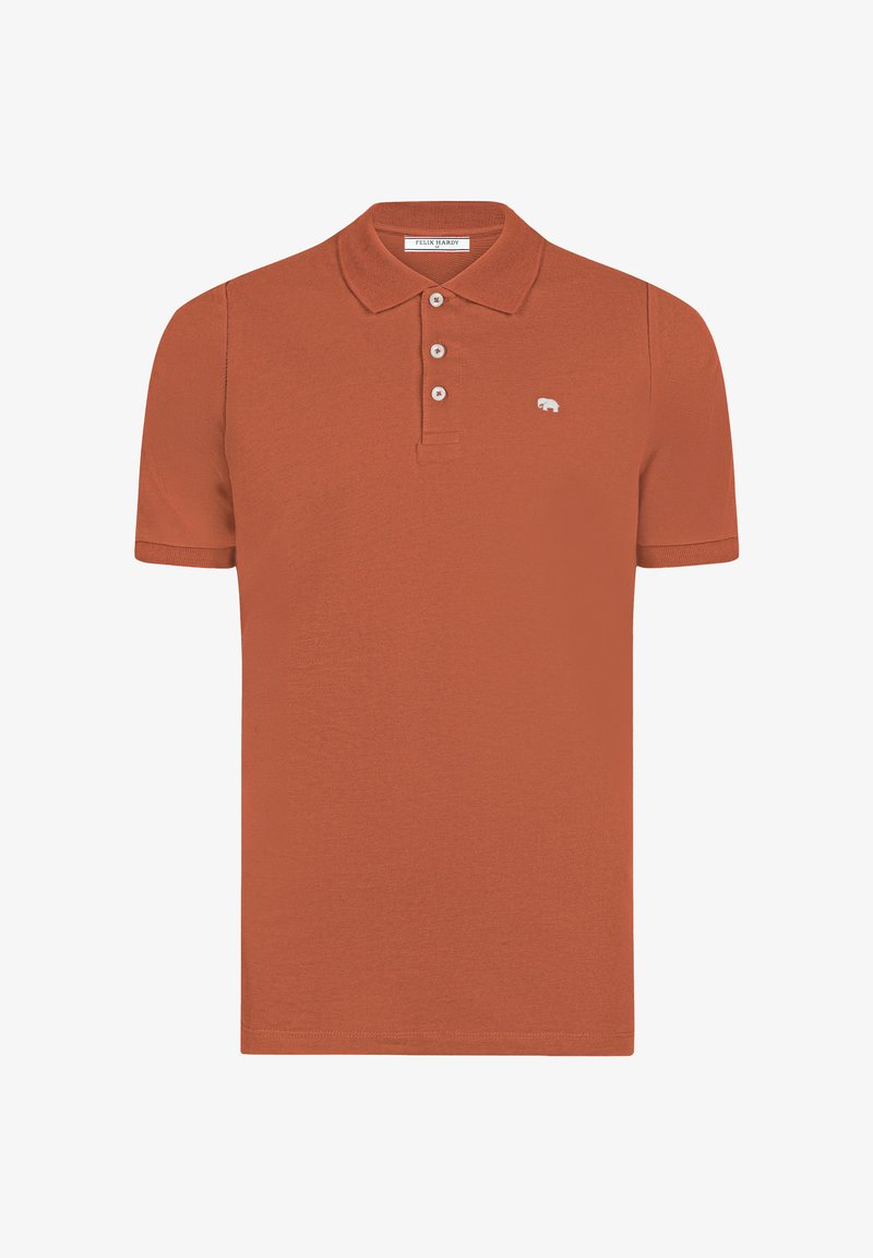 Polo à manches courtes couleur rouille avec trois boutons et un petit logo ours blanc sur le côté gauche de la poitrine.