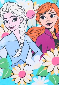 Due personaggi animati con acconciature contrastanti, vestiti di blu e rosa, sono circondati da fiori colorati su uno sfondo blu.