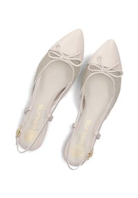 Beige slingback schoenen met een puntige neus, voorzien van mesh zijkanten, een decoratieve strik en accenten in goudkleurig metaal.