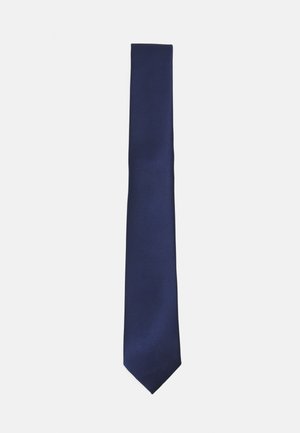 Cravatta blu navy con un motivo a costo diagonale texturato. Ha una punta a forma di triangolo e una forma elegante e stretta. Realizzata in tessuto liscio.