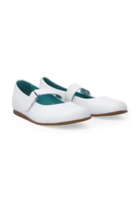 Weiße Leder-Mary-Jane-Ballerinas mit flacher Sohle, ausgestattet mit einem Riemen über dem Spann und einem türkisfarbenen Innenfutter. Glatte Textur.