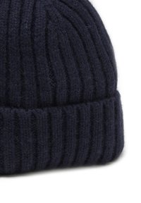Donker marineblauwe geribde gebreide beanie van zachte wol, met een omgeslagen rand en een gestructureerd patroon voor een snug fit.
