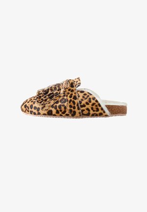 Zapatilla sin cordones con estampado de leopardo, diseño con flecos, forro de felpa y suela de corcho. Cuenta con punta redonda y detalles en color marrón claro.