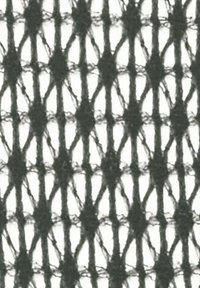 Tessuto a rete scuro con un motivo a diamante formato da fili incrociati, caratterizzato da linee verticali e orizzontali per dare texture.