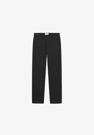 Juodi kelnės su tiesaus kirpimo dizainu, pagamintos iš glotnaus audinio, turinčios dvi priekinės kišenes ir standartinį juosmenį.