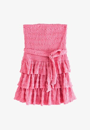 Rozā daudzslāņu kleita, izgatavota no teksturēta auduma. Tai ir gurniem pieguloša virsdaļa un saitīte jostai. Dizains ietver volānu slāņus un frēgo apakšmalu.