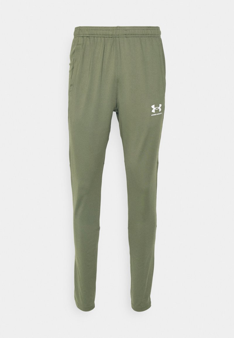 Pantalons de sport vert olive avec une taille élastique, des poches latérales, et un logo Under Armour blanc sur la cuisse droite. Tissu lisse et léger.