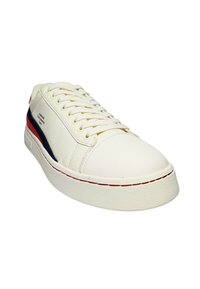 Weiße Ledersneaker mit einer strukturierten Oberfläche, ausgestattet mit grünen Schnürsenkeln und roten sowie dunkelblauen Akzenten an den Seiten, und einer dicken weißen Gummisohle.