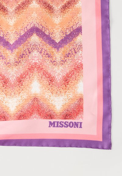 Μεταξωτό μαντήλι με ζιγκ-ζαγκ μοτίβο σε αποχρώσεις πορτοκαλί, κόκκινου και μωβ, περιβαλλόμενο από ροζ και μωβ λωρίδες, με το κείμενο "MISSONI" σε μωβ.