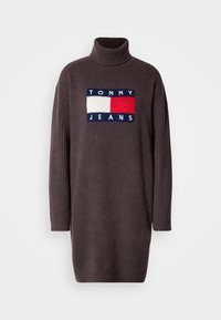 Φόρεμα πουλόβερ ανθρακί με πλεκτό ριπ ζιβάγκο και μακριά μανίκια. Διαθέτει εμφανές λογότυπο σε μπλε ναυτικό, κόκκινο και άσπρο στο μπροστινό μέρος.