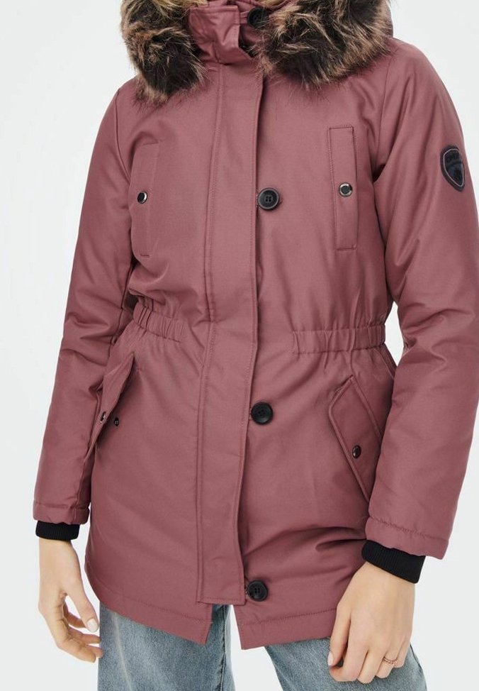 Parka rose avec capuche en fausse fourrure, taille élastique, deux poches avant et boutons noirs. Comprend des poignets côtelés et un patch logo.