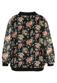 Zwarte bomberjack met geribde kraag en manchetten, met een kleurrijk bloemenpatroon van roze, gele en witte bloemen met groene bladeren.