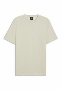 Beige t-shirt med kort ärm och rund halsringning med en svart "BOSS"-etikett inuti kragen, liggande platt på en vit bakgrund.